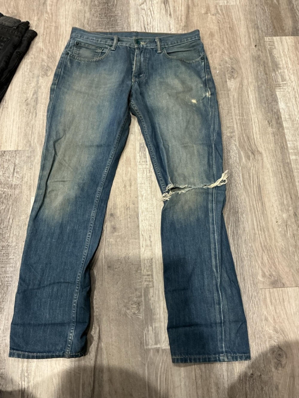 Levi's Women's Blue Straight Jeans with Knee Rip